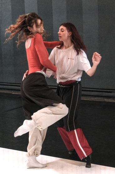 Kimberley de Jong, Myriam Arseneault Campbell © Luc Senécal | Cellule Desnoyers produced by Le Carré des Lombes, as part of Compagnonnage 23