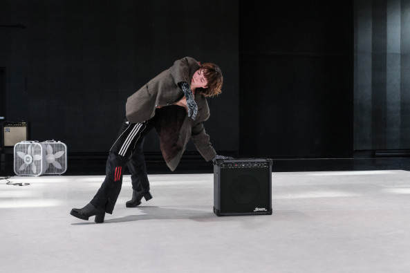 Return in images of Jean-Benoit Labrecque's solo created from Danièle Desnoyers' Duos pour corps et instruments produced by Le Carré des Lombes in the context of Compagnonnage 2023, with Camil Bellefleur © Luc Senécal