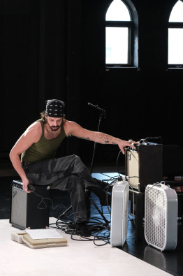 Return in images of Jean-Benoit Labrecque's solo created from Danièle Desnoyers' Duos pour corps et instruments produced by Le Carré des Lombes in the context of Compagnonnage 2023, with Jean-Benoit Labrecque © Luc Senécal