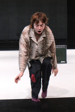 Return in images of Jean-Benoit Labrecque's solo created from Danièle Desnoyers' Duos pour corps et instruments produced by Le Carré des Lombes in the context of Compagnonnage 2023, with Camil Bellefleur © Luc Senécal