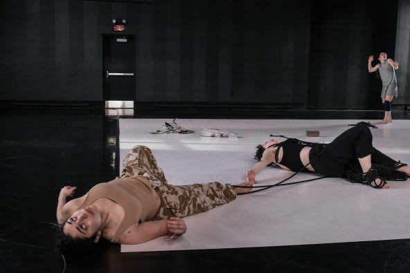 Chanel Cheiban, Zoé Delsalle, Fanny Bélanger-Poulin © Luc Senécal | Cellule Pearl produced by Le Carré des Lombes in the framework of Compagnonnage 23